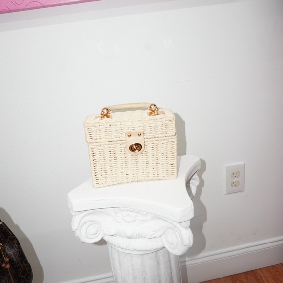 Elegant Cream Woven Handbag with Gold Details - Picture 3 of 4